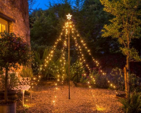 מגדל עץ חג המולד בחוץ, עשה זאת בעצמך, עשוי עם אורות פיות בחוץ