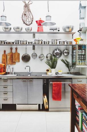 uma cozinha de estilo industrial com armários de metal e estantes abertas
