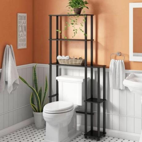 virs tualetes plaukta persiku krāsas vannas istabā