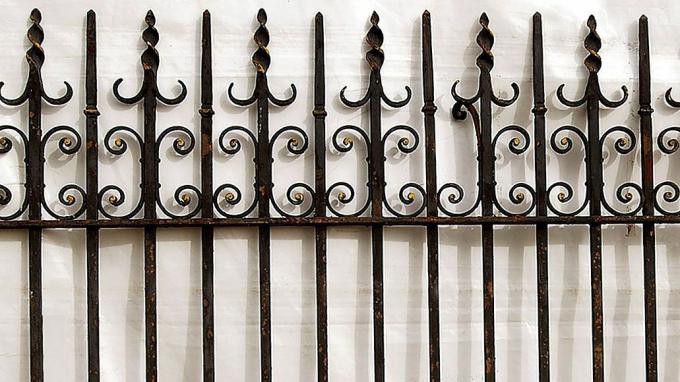 Záchranné dvory mohou být dobrým zdrojem pro originální železná vrata a zábradlí, jako jsou tato od Lassca
