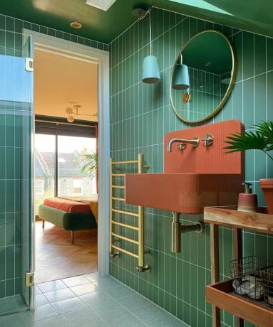 Сине-зеленая ванная комната с оранжевой раковиной