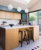 Rigtigt hjem: Fed grøn farve giver dette køkken et friskt nyt look