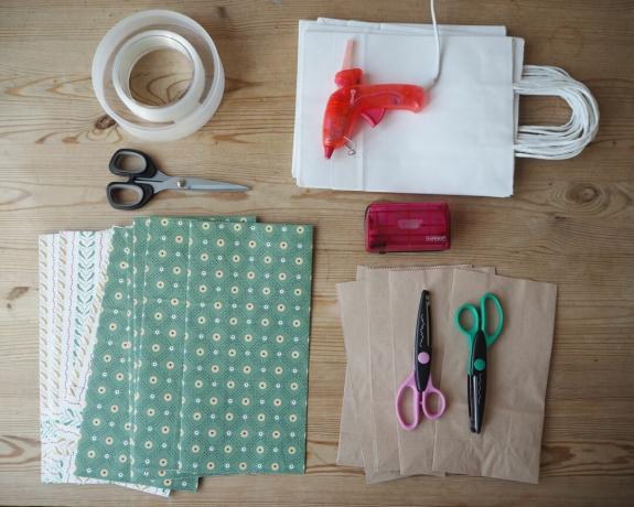 papirpose julepynt gjør-det-selv, papirposer, saks, limpistol, fisketrådsnelle