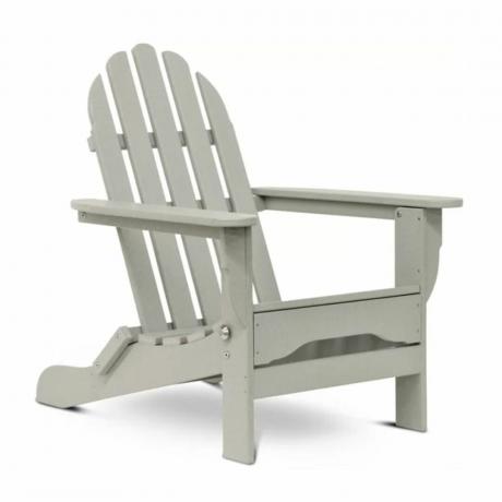 Uma cadeira ao ar livre de madeira branca