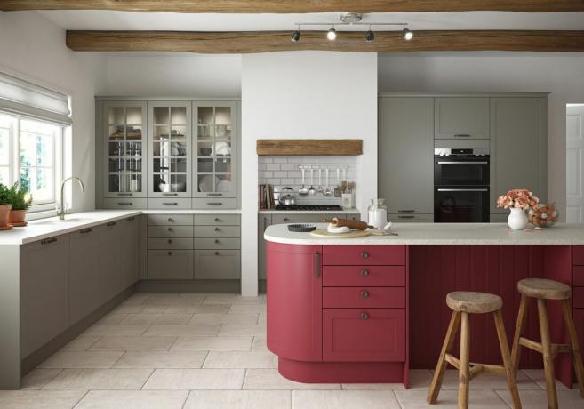 Magnetna kuhinja v sivi barvi s temno rdečim otokom