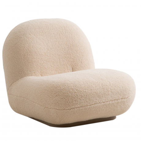 Een gebogen beige fleece stoel