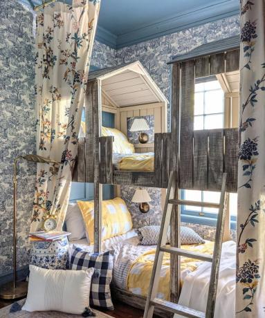 Cambio de imagen de la habitación con literas azules con papel tapiz de bosque