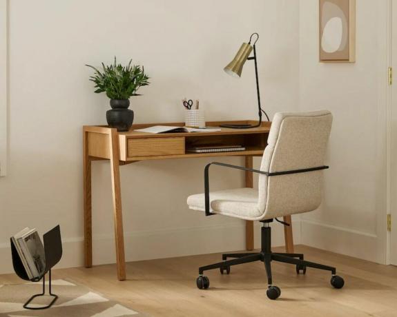 Klein houten bureau met witte bureaustoel