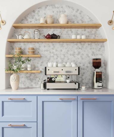 blaue Küche mit Torbogen und Kaffeemaschine