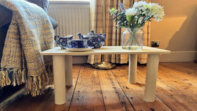 DIY krémový stůl s porcelánem s dřevěnými palubkami