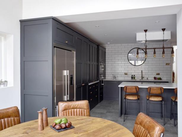 кухненска трапезария с тъмен интериор от Higham Furniture