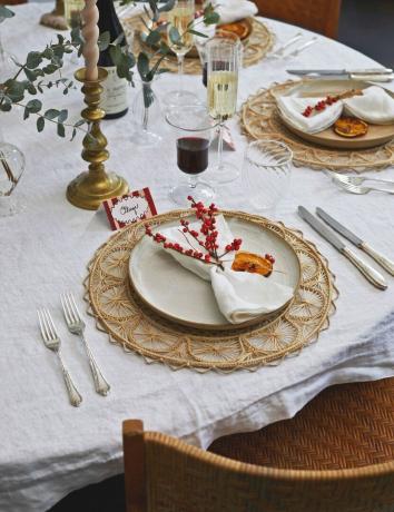 Pengaturan meja Natal dengan dekorasi berry