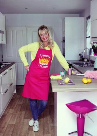 Lynsey Crombie Queen of Clean putzt eine Küche