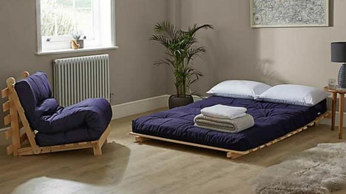 Un futon in legno con rivestimento blu navy