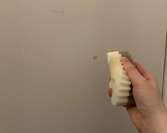 mur blanc avec des marques sur le point d'être nettoyé avec gommage papa et bicarbonate de soude