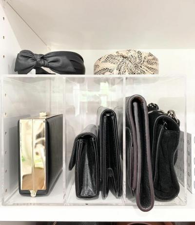 Contenitori trasparenti con accessori in un armadio