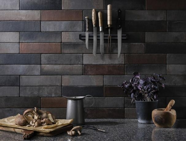 piastrelle lucide brunite in varie tonalità di grigio in una cucina in stile industriale