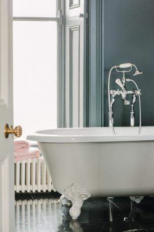 Rullējama kāju vanna klasiskā stila vannas istabā
