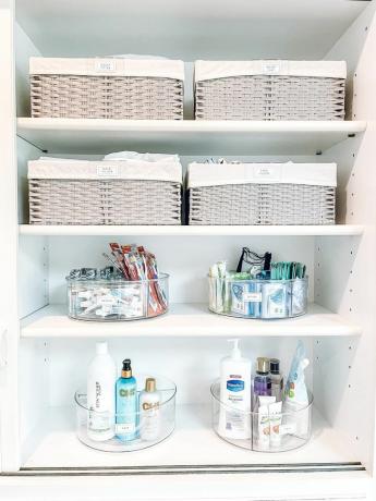 Armario de ropa blanca organizado con cajas en los estantes