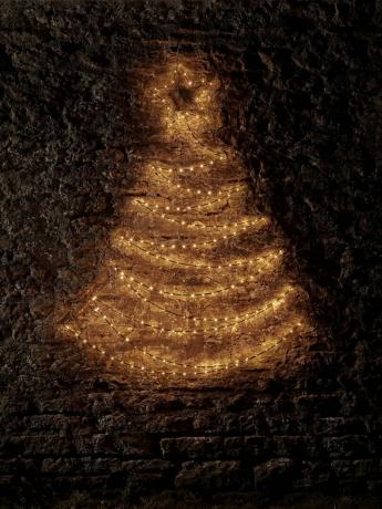 קישוט אור עץ חג המולד על קיר לבנים