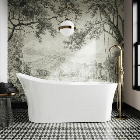 bagno moderno con piastrelle a motivi geometrici, murale illustrativo, vasca bianca moderna