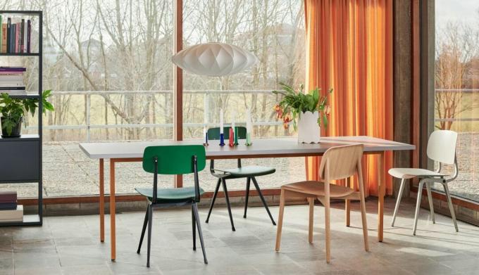 tavolo da pranzo rettangolare bianco in sala da pranzo moderna dai colori vivaci