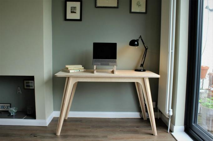 DIY skrivebord som enkelt kan brettes vekk for å spare plass