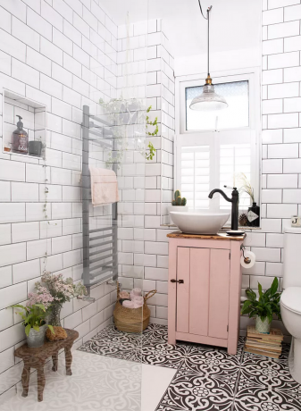 Vonios kambarys su rožiniu tualetu