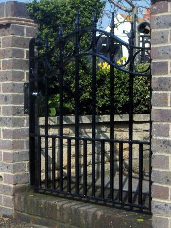 černá kovaná brána