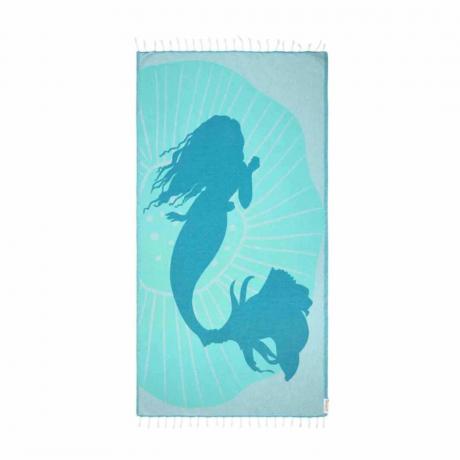 Et blått badehåndkle med Little Mermaid-trykk