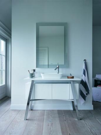 ห้องน้ำร่วมสมัยพร้อมโต๊ะเครื่องแป้งสีขาวและกระจกห้องน้ำบานใหญ่