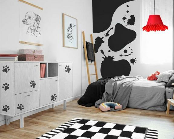 غرفة نوم الأطفال باللونين الأسود والأحمر مستوحاة من Cruella من Mattress Next Door