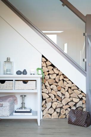 Hutchinson-Haus: weiße Treppe mit Ausschnitt für Holzlager