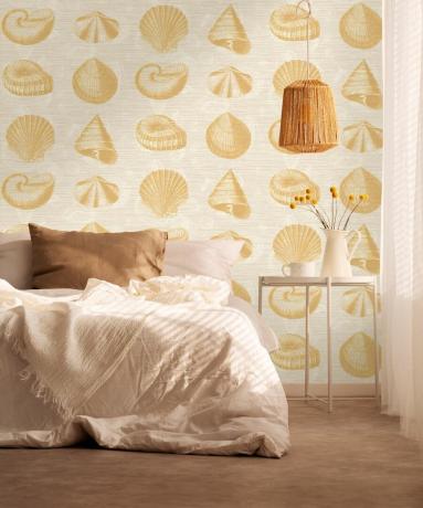 Geltonos jūros kriauklės atspausdintas tapetų dizainas miegamajame, kurį sukūrė Elizabeth Ockford