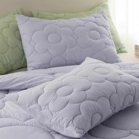 Sängkläder i modern puffstil med blommönster i lavendelfärg