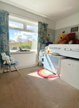 Vorherige Aufnahme eines Kinderzimmers mit grauen Wänden, beigem Teppich und Hochbett