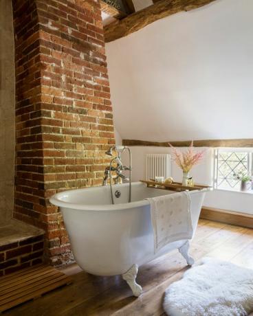 обновљено купатило у купатилу са гредама у кући из 17. века
