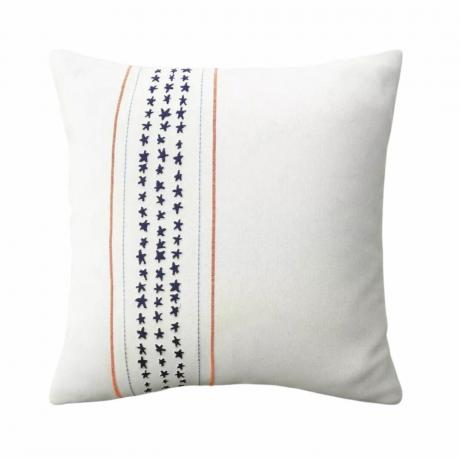 Cuscino bianco con stelle ricamate