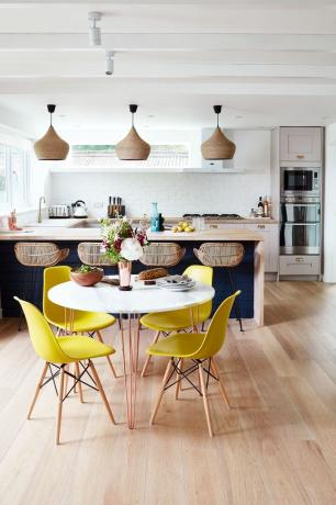 кухонна їдальня відкритого планування з жовтими акцентами та деревами від Malcolm Menzies