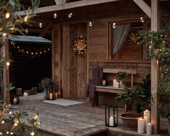 Ambient veranda med stearinlys og festonglys.