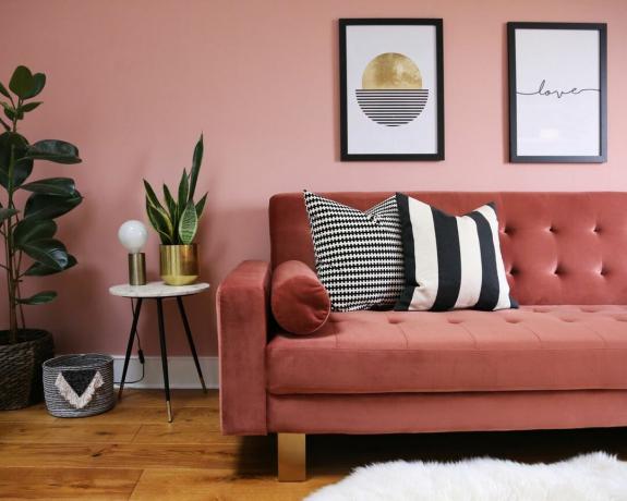 Coral βελούδινος καναπές -κρεβάτι στο σαλόνι της Cult Furniture
