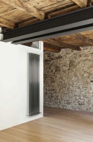 Moderne radiator mot murvegg