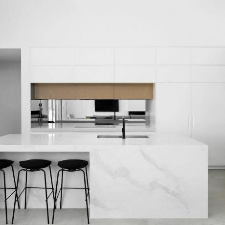 šiuolaikiška virtuvė su balta schema ir marmurinė virtuvės sala, sukurta meir australia