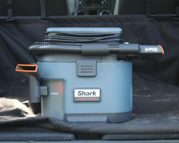 Verwendung des Shark MessMaster-Staubsaugers zum Reinigen eines Jeep-Autos