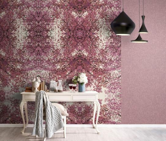 Ružičasta zidna slika u hodniku