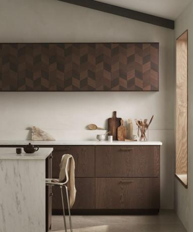 Кухонные шкафы из цельного дерева с белыми стенами в естественном и минимальном пространстве