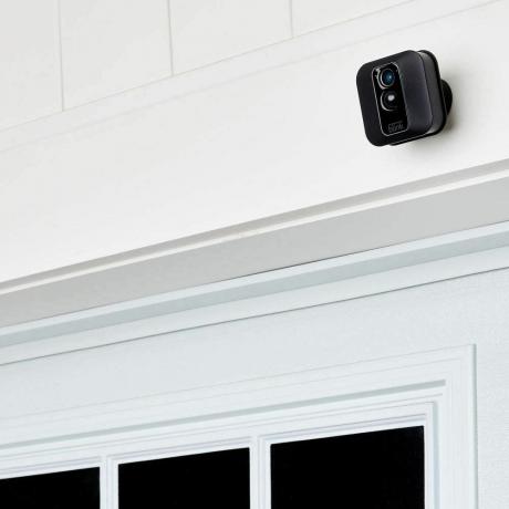 벽에 장착된 Amazon Blink XT2 홈 보안 카메라