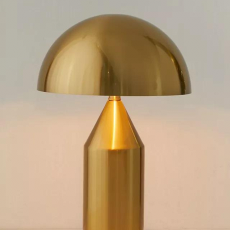 Rozsvietená zlatá hubová lampa