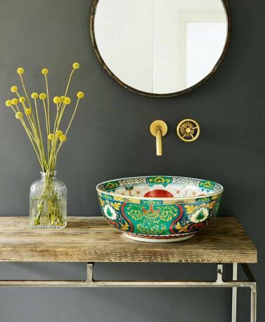 Freistehendes Waschbecken mit orientalischem Design und rundem Spiegel
