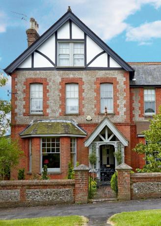 Dit laat-victoriaanse huis vertoont veel van de populaire kenmerken van huizen die rond de eeuwwisseling zijn gebouwd, waaronder nagemaakte Tudor-elementen en bepleisterde